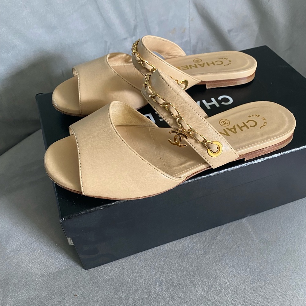 CHANEL 2018 Nude Chain-Link Sandals: Size 5/ IT 35